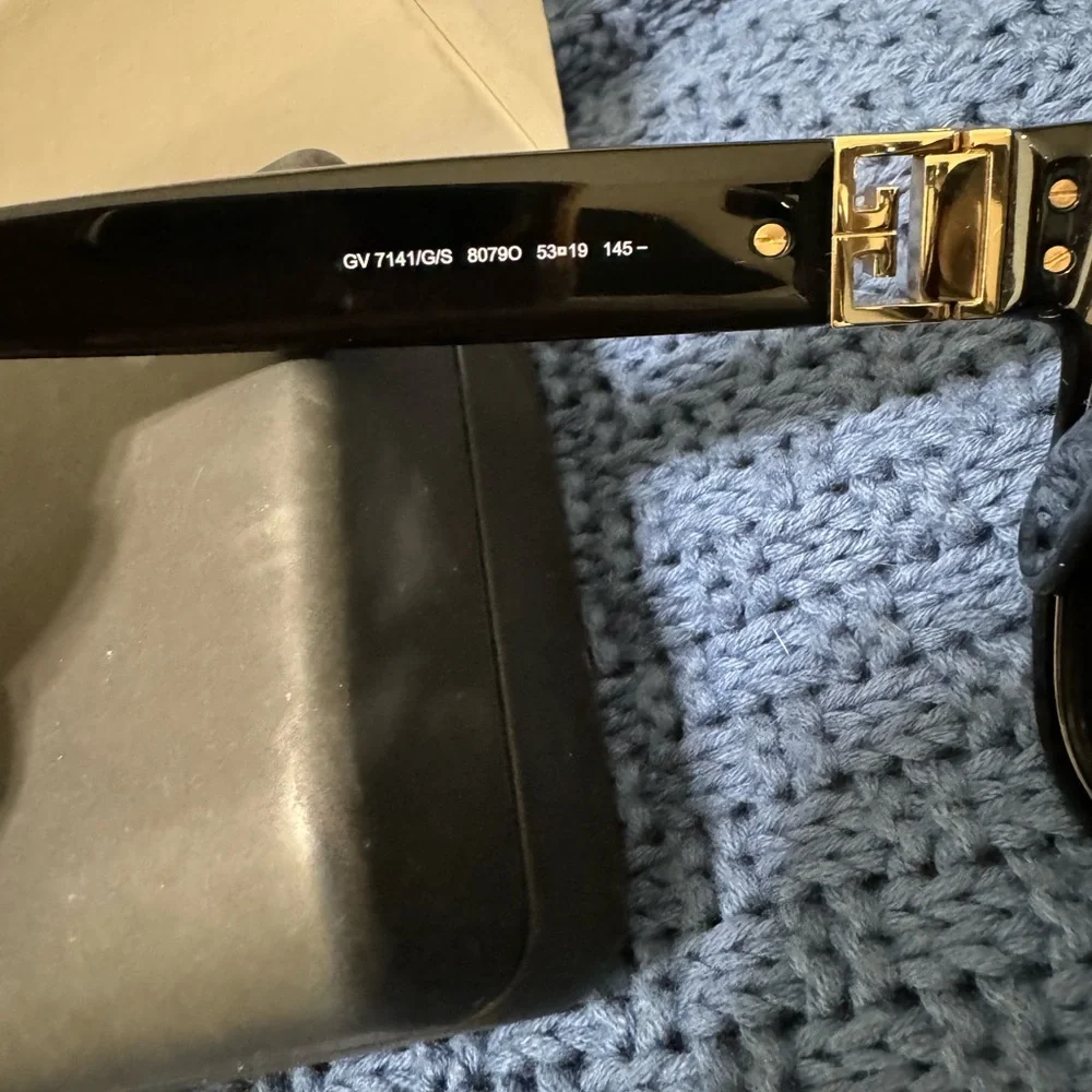 Black Givenchy sunglasses - Picture 4 of 5